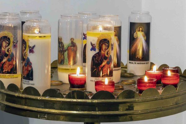 Kaarsen opsteken kerk in Bladel